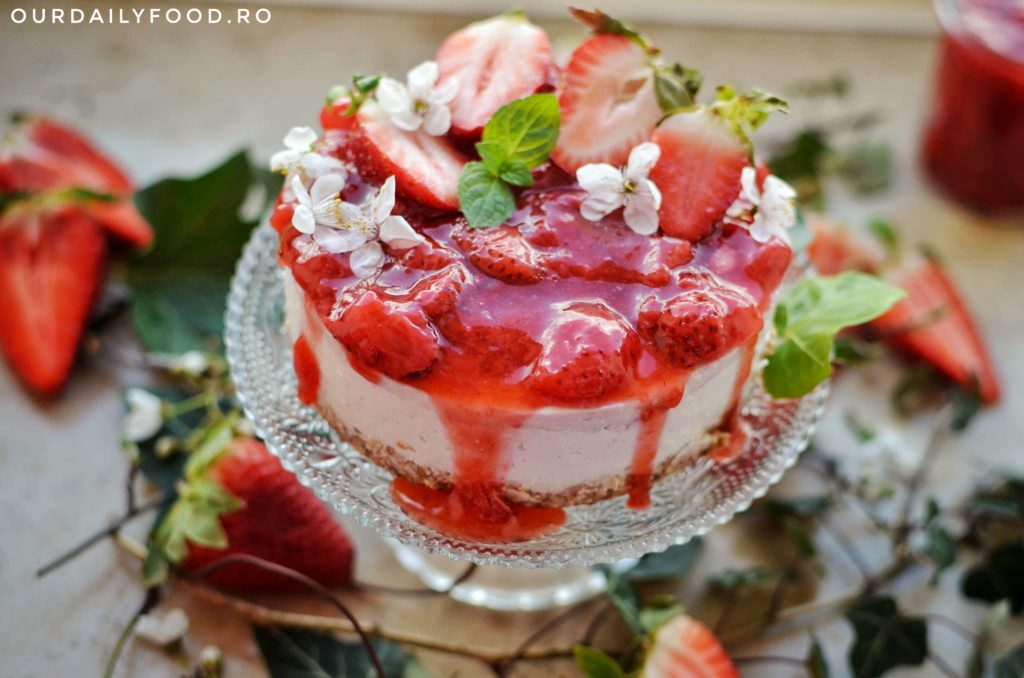 Tort vegan fara coacere cu cocos si capsuni - fara gluten