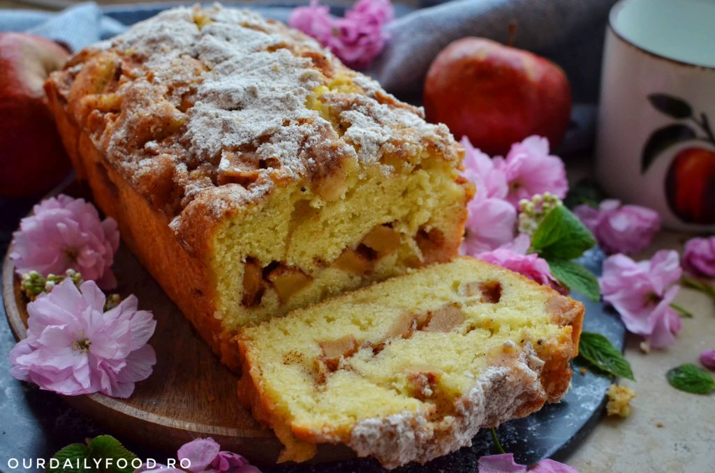 Chec aromat cu mere - apple bread