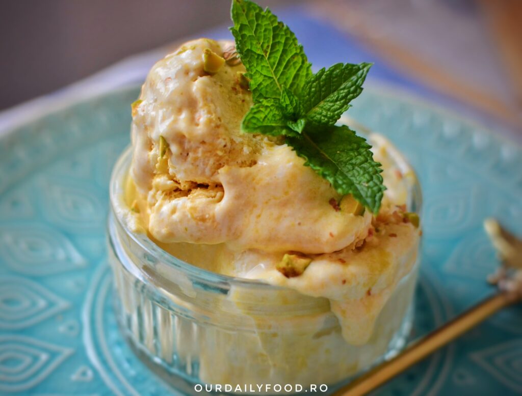 Inghetata de casa cu mango si cardamom