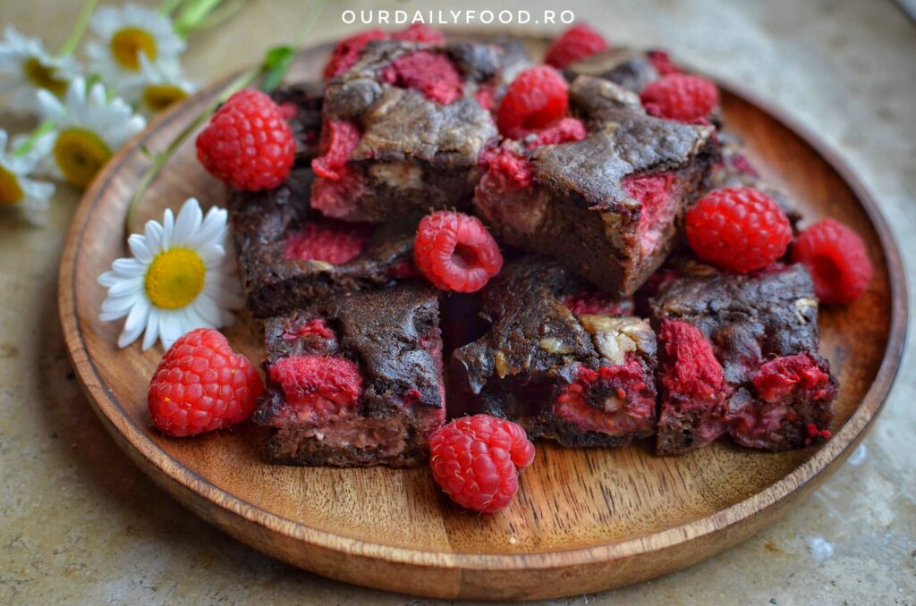 Negresa cu banana, unt de caju si zmeura - babyfriendly