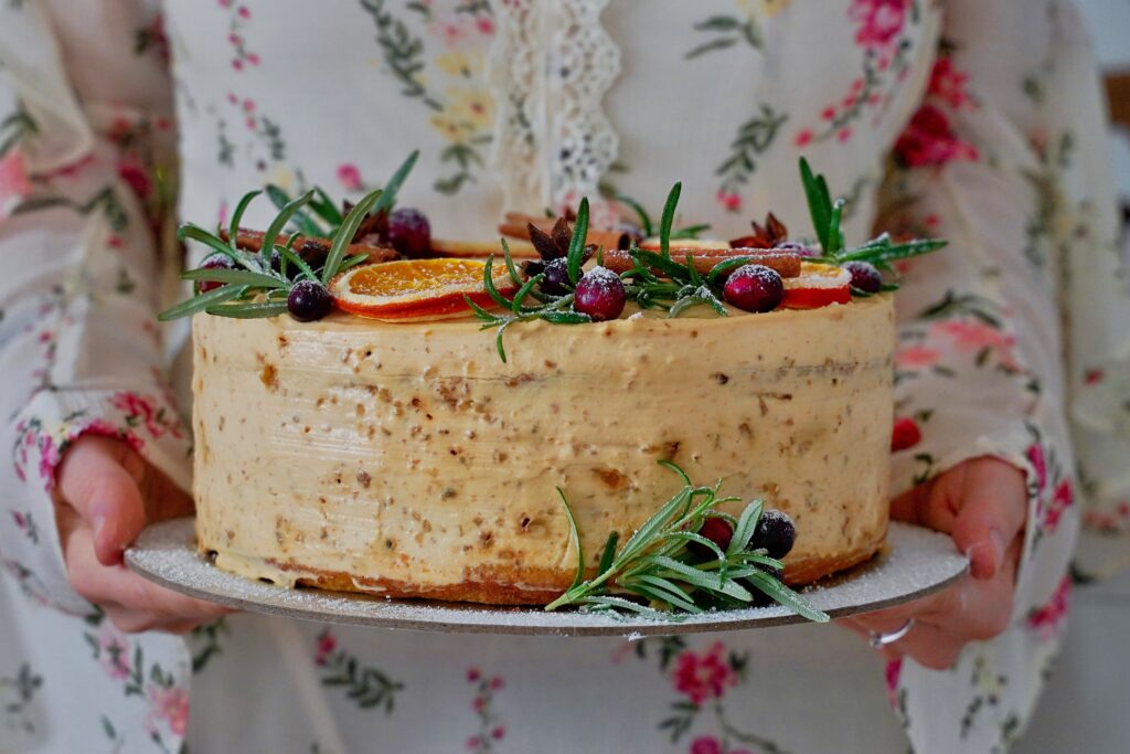 Tort de morcovi cu merisoare si nuci caramelizate