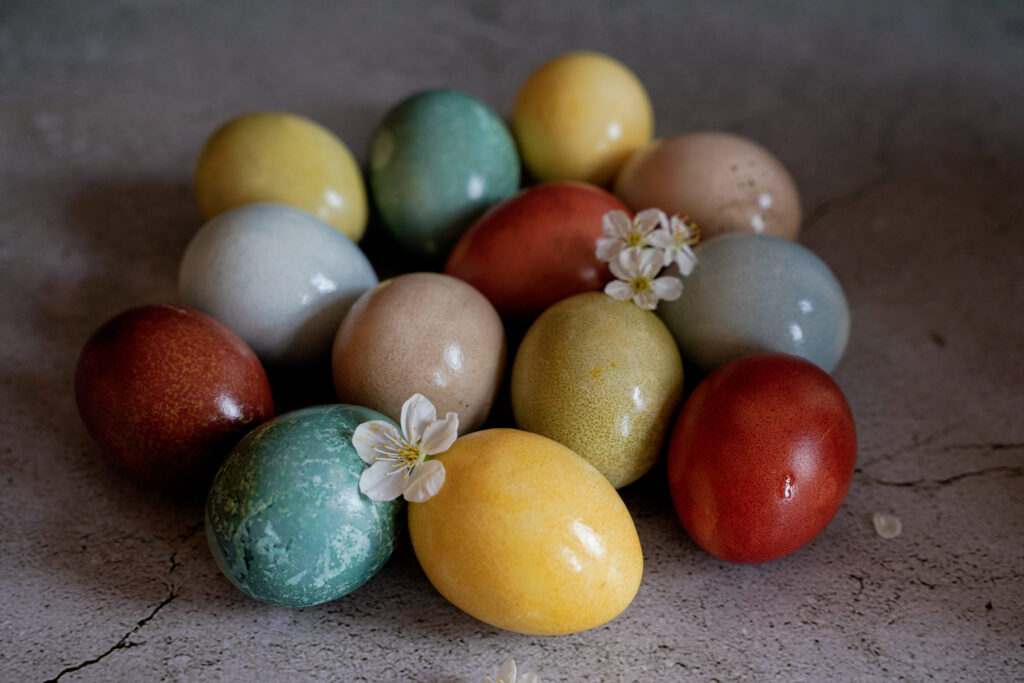 Oua colorate vopsite natural