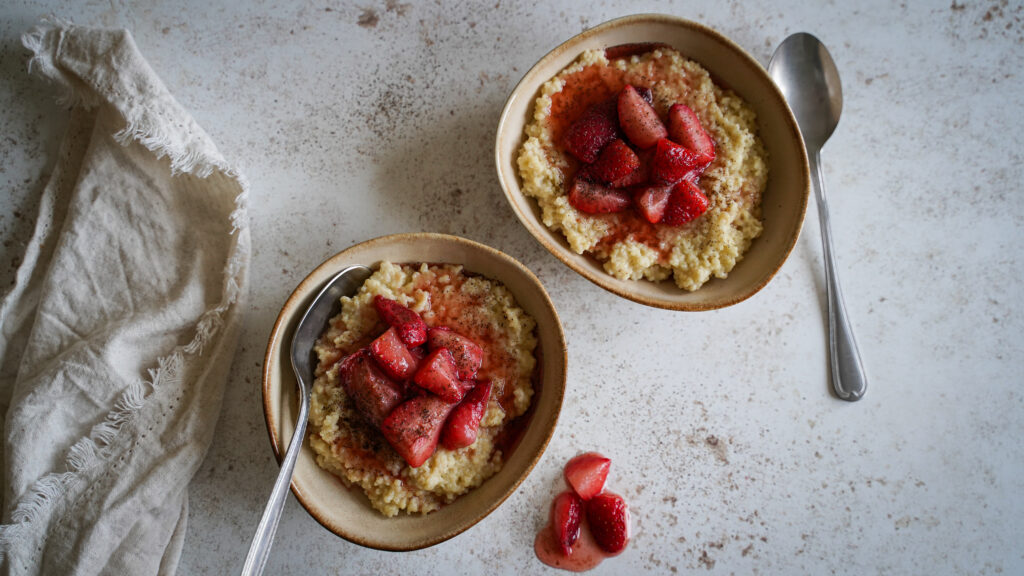 Budinca sau terci de mei cu capsune coapte si cardamom